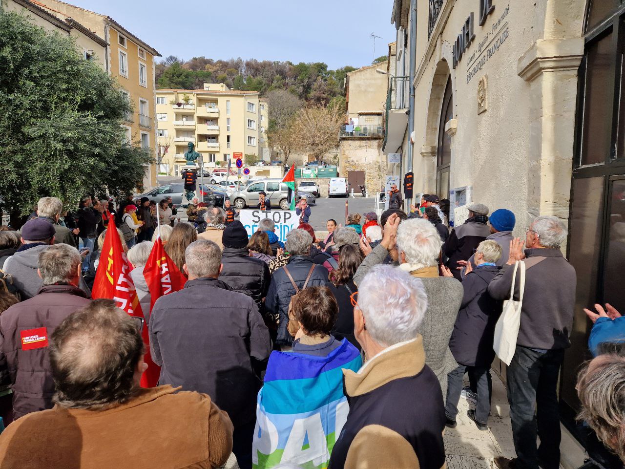 Clermont lHérault une centaine de personnes soppose aux pressions