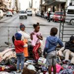 Des résidents expulsés de leur logement, en juillet 2017 à Johannesburg, en Afrique du Sud. Photo Marco Longari. AFP