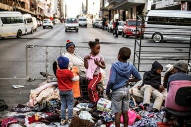 Des résidents expulsés de leur logement, en juillet 2017 à Johannesburg, en Afrique du Sud. Photo Marco Longari. AFP