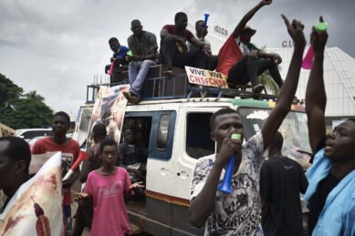 Au Mali, mardi rouge et espoir en sursis