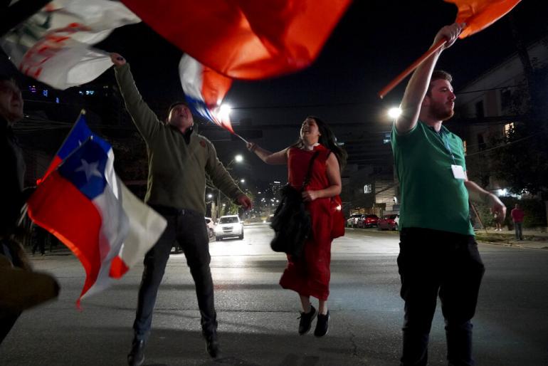Les opposants à la nouvelle Constitution célèbrent la victoire du &quot;non&quot; du référendum &amp;nbsp;à Santiago, au Chili, le 4 septembre 2022.
