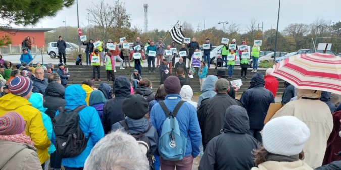 Sous le crachin, environ 150 personnes se sont réunies ce samedi 5 novembre 2022, au Relecq-Kerhuon, pour dénoncer un projet immobilier face à la rade de Brest.