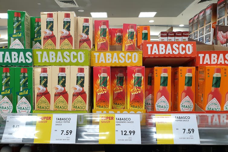 rangées de variétés de sauce piquante Tabasco sur un rayon de supermarché