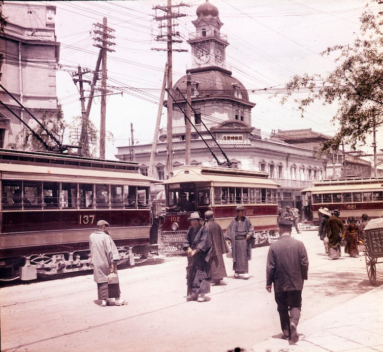 Photo colorisée de piétons et de tramways à Tokyo