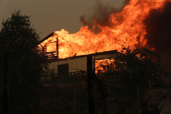 Une maison en feu à Santa Juana, au Chili, le 3 février 2023.