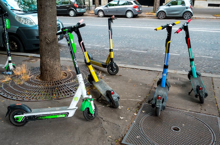 Trottinette en libre service sur un trottoir parisien.