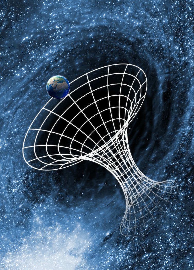Diagramme d’un trou de ver, un tube avec deux extrémités en forme d’entonnoir, à côté d’une planète