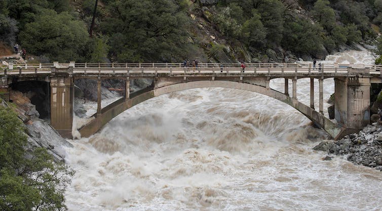 rivière en crue sous un pont