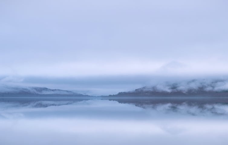 Brouillard dense au dessus d'un lac