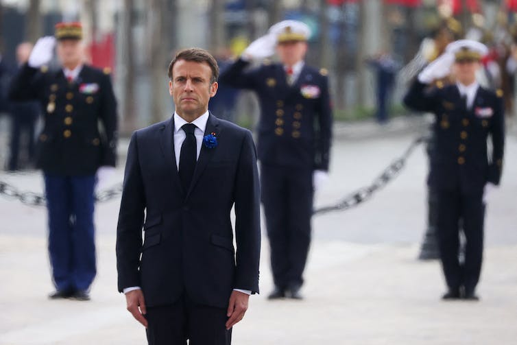 Emmanuel Macron se recueille sur la tombe du Soldat inconnu à l’Arc de Triomphe alors qu’il assiste aux cérémonies marquant le 78ᵉ anniversaire de la victoire contre les nazis et la fin de la Seconde Guerre mondiale en Europe, à Paris le 8 mai 2023