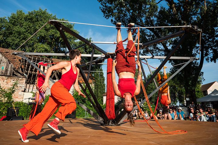 Compagnie La Migration présente "Women weave the land", Chalon dans la rue 2023. (Thomas Lamy)