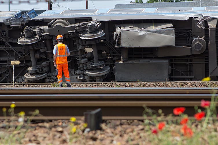 Un technicien devant le train qui a déraillé à Brétigny-sur-Orge (Essonne), en juillet 2013