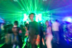 Photo floue d'une fête.