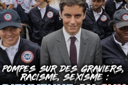 Gabriel Attal, en costume cravate et regard de sociopathe, pose devant des jeunes en uniforme du SNU