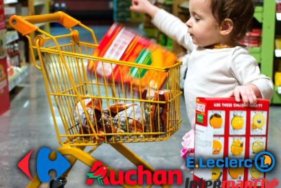 Un enfant remplit un tout petit caddie dans une grande surface