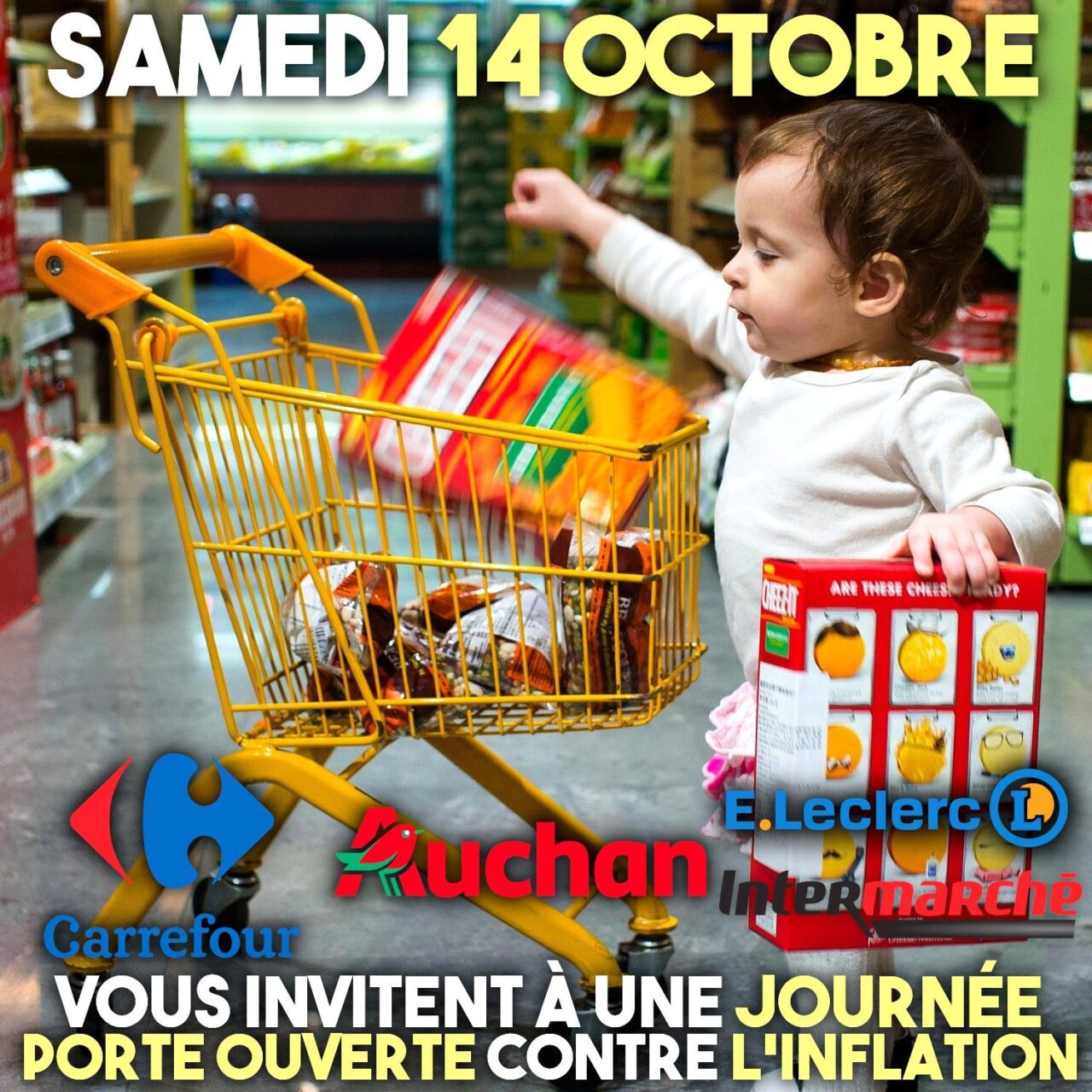 Un enfant remplit un tout petit caddie dans une grande surface