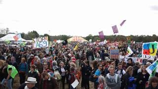 Des militants écologistes attendent le début de la marche lors d’une manifestation contre le projet d’autoroute A69 entre Toulouse et Castres, à Saix, dans le sud-ouest de la France, le 21 octobre 2023.