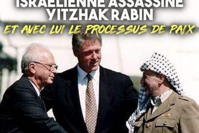 Poignée de main historique entre Rabin à gauche et Arafat à droite, sous l