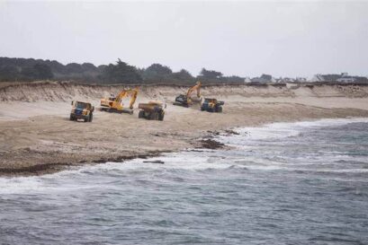 À Treffiagat, des travaux de renforcement et de rechargement de la dune sont régulièrement nécessaires pour protéger plusieurs habitations.