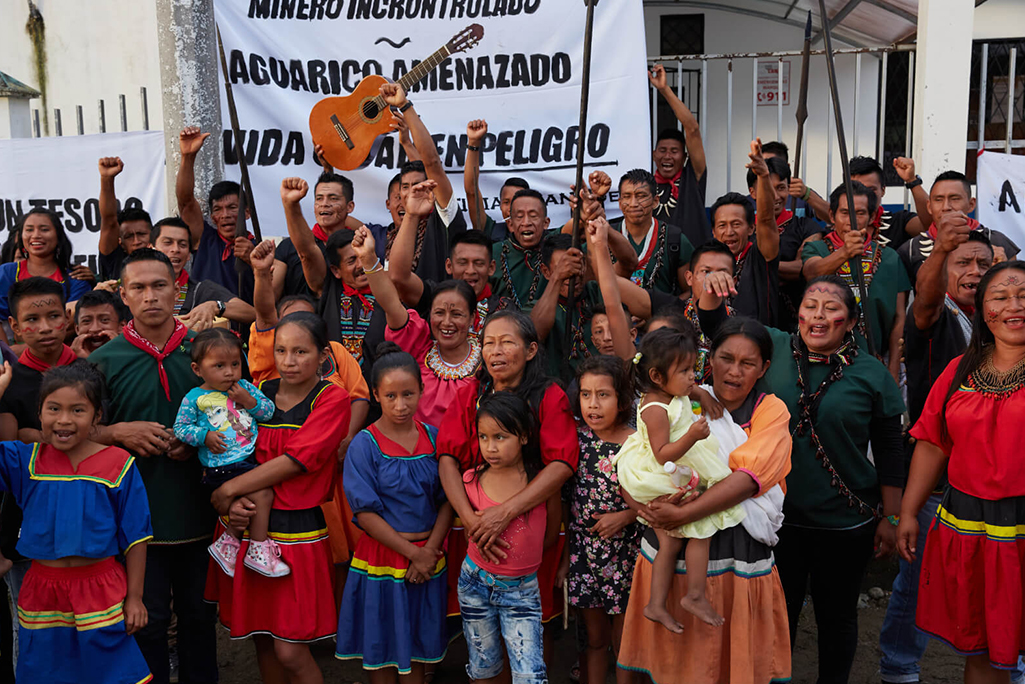 Droits de la nature : la Cour suprême de la République de l’Équateur reconnaît le droit des autochtones à consentir ou non aux projets pétroliers, miniers et autres projets d’extraction dans les territoires ancestraux du peuple A’i Cofán. 