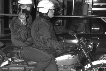 Un voltigeur fait un doigt d