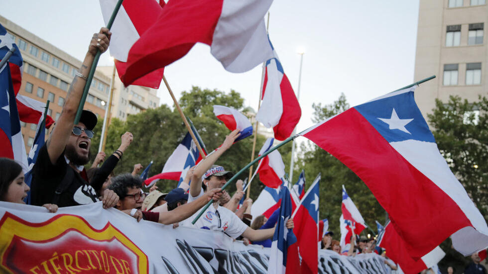 Les partisans du contre célèbrent les résultats du référendum sur la nouvelle proposition de constitution du Chili à Santiago le 17 décembre 2023.