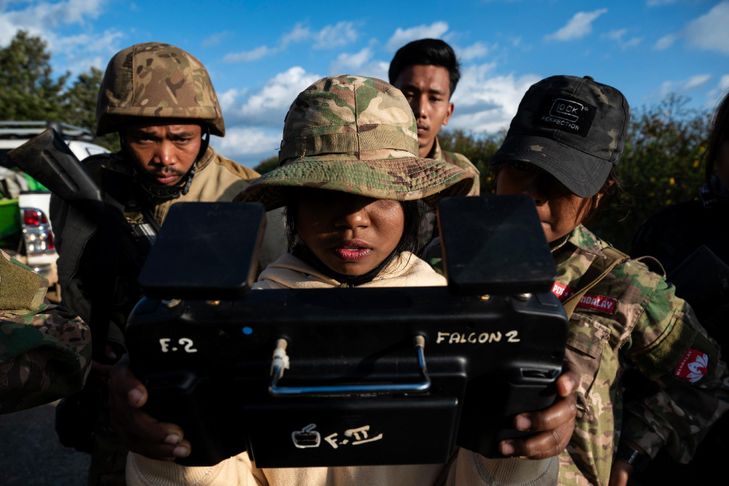 Dans la jungle birmane, des jeunes femmes soldats combattent la junte