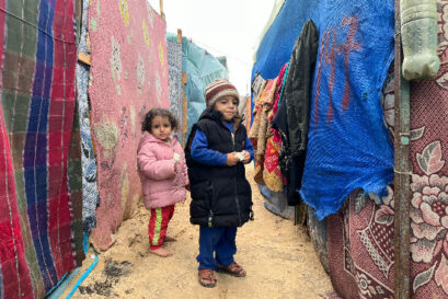 2 jeunes enfants à côté de tentes à Gaza