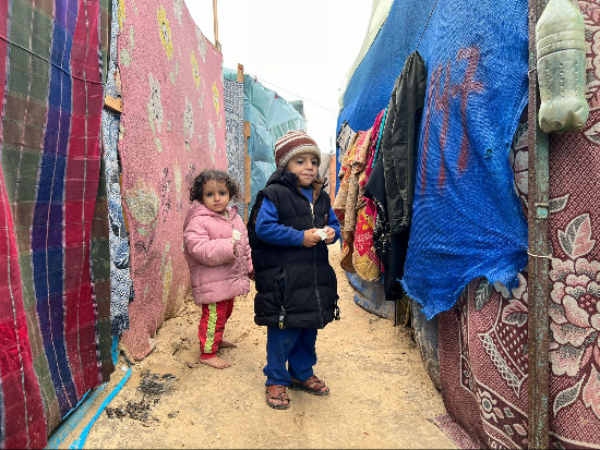 2 jeunes enfants à côté de tentes à Gaza