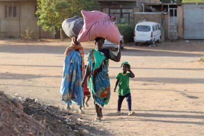 Deux femmes et un enfant fuient les combats au Soudan