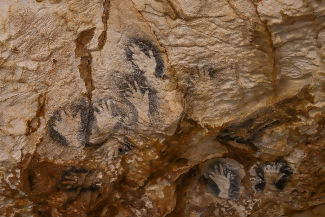 Mains peintes dans la grotte Cosquer