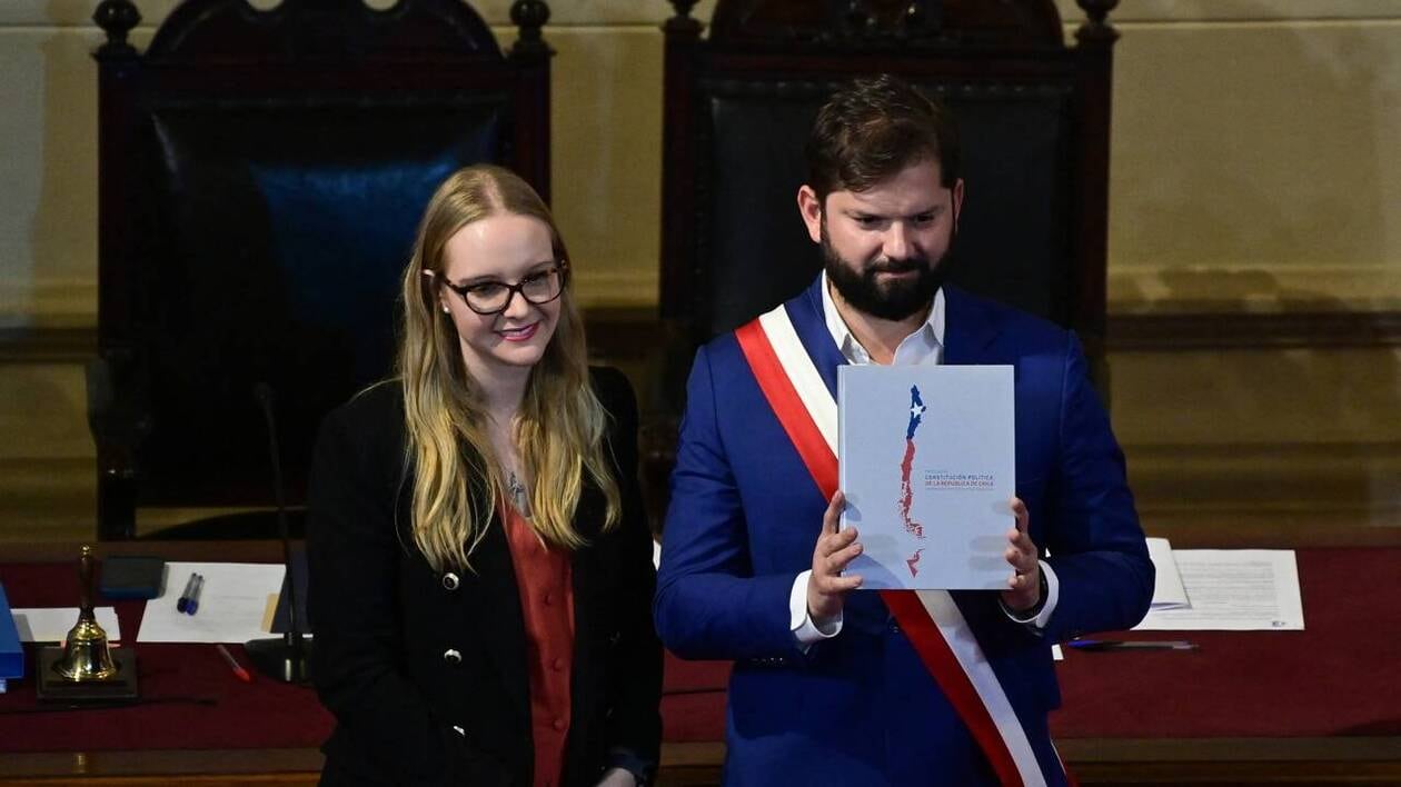 Le président chilien Gabriel Boric (à droite) présentant en novembre la proposition de constitution au côté de Beatriz Hevia.