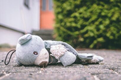 ourson en peluche abîmé sur la rue