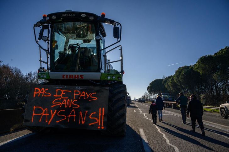 Sur l'A64, les agriculteurs à bout campent et font bloc
