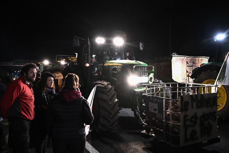 Bottes de paille, "rage" et blocages: les agriculteurs amplifient leur mouvement