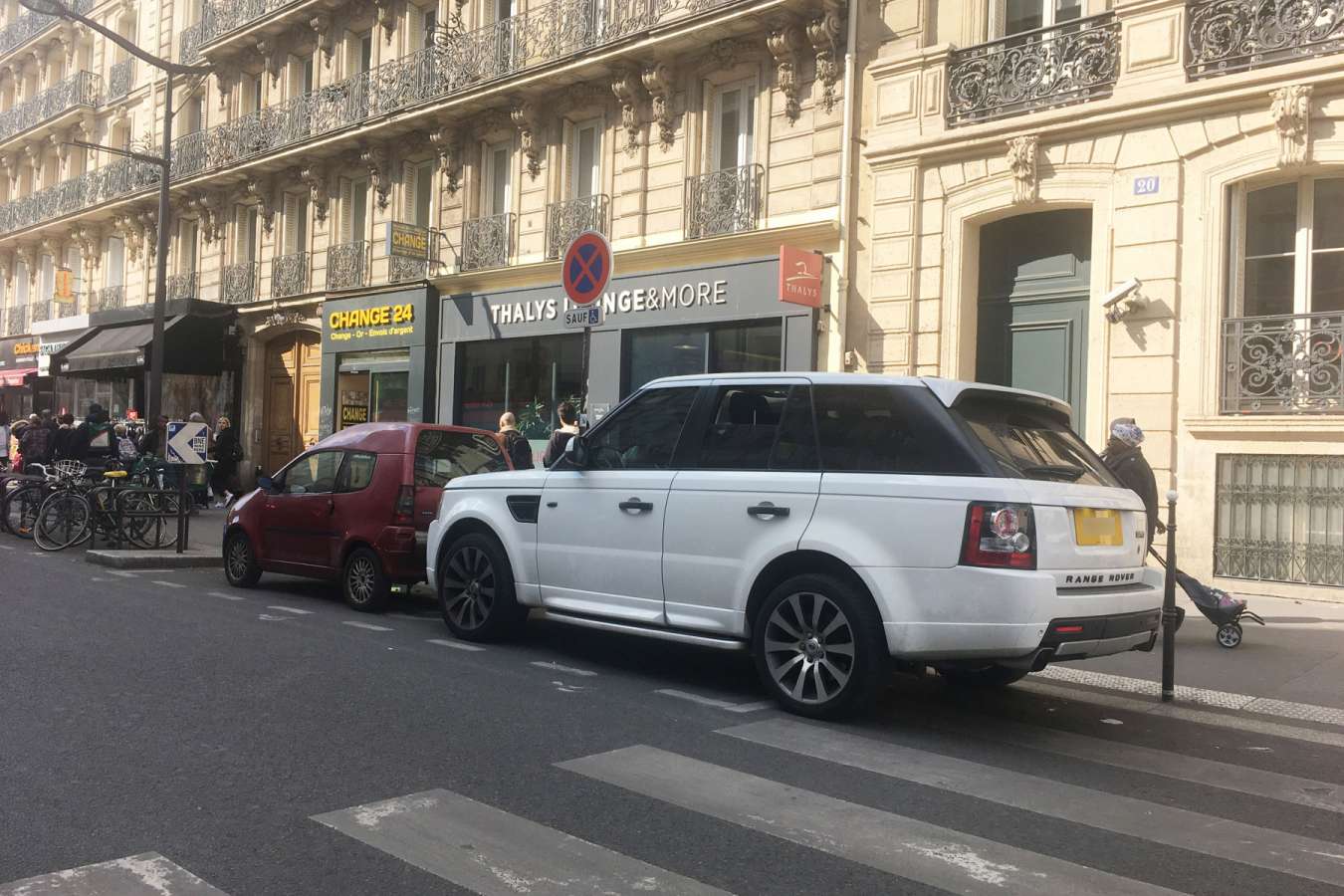 un SUV garé en ville