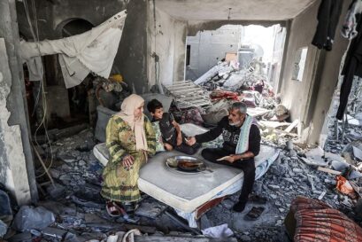 Une famille dans les ruines de leur maison dans le bande de Gaza © PAM/Ali Jadallah
