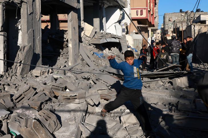 Nouvelles frappes meurtrières israéliennes à Gaza, Blinken attendu dans la région