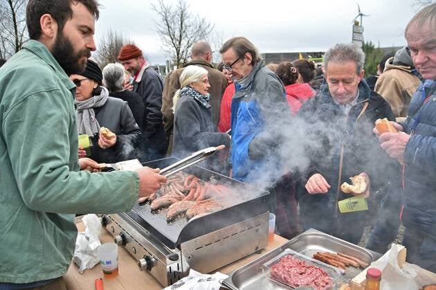 Les saucisses cuites au barbecue sont vendues à prix libre.