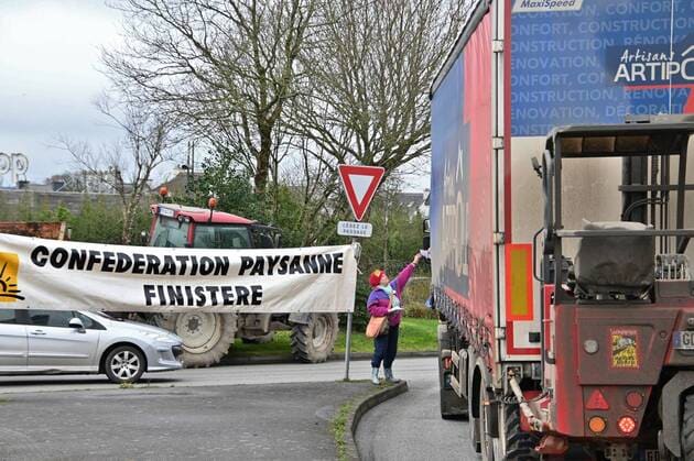Des tracts sont distribués aux entrées du rond-point.