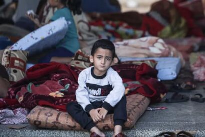 enfant à Gaza assis dans un abri de fortune