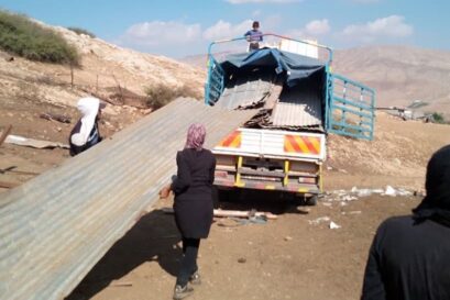 Déplacement de familles palestiniennes dans la région de Naplouse. Chargement d'un camion avec des tôles.
