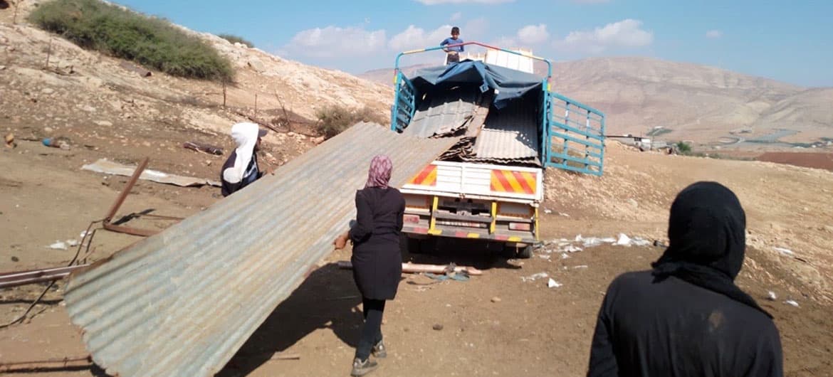 Déplacement de familles palestiniennes dans la région de Naplouse. Chargement d'un camion avec des tôles.