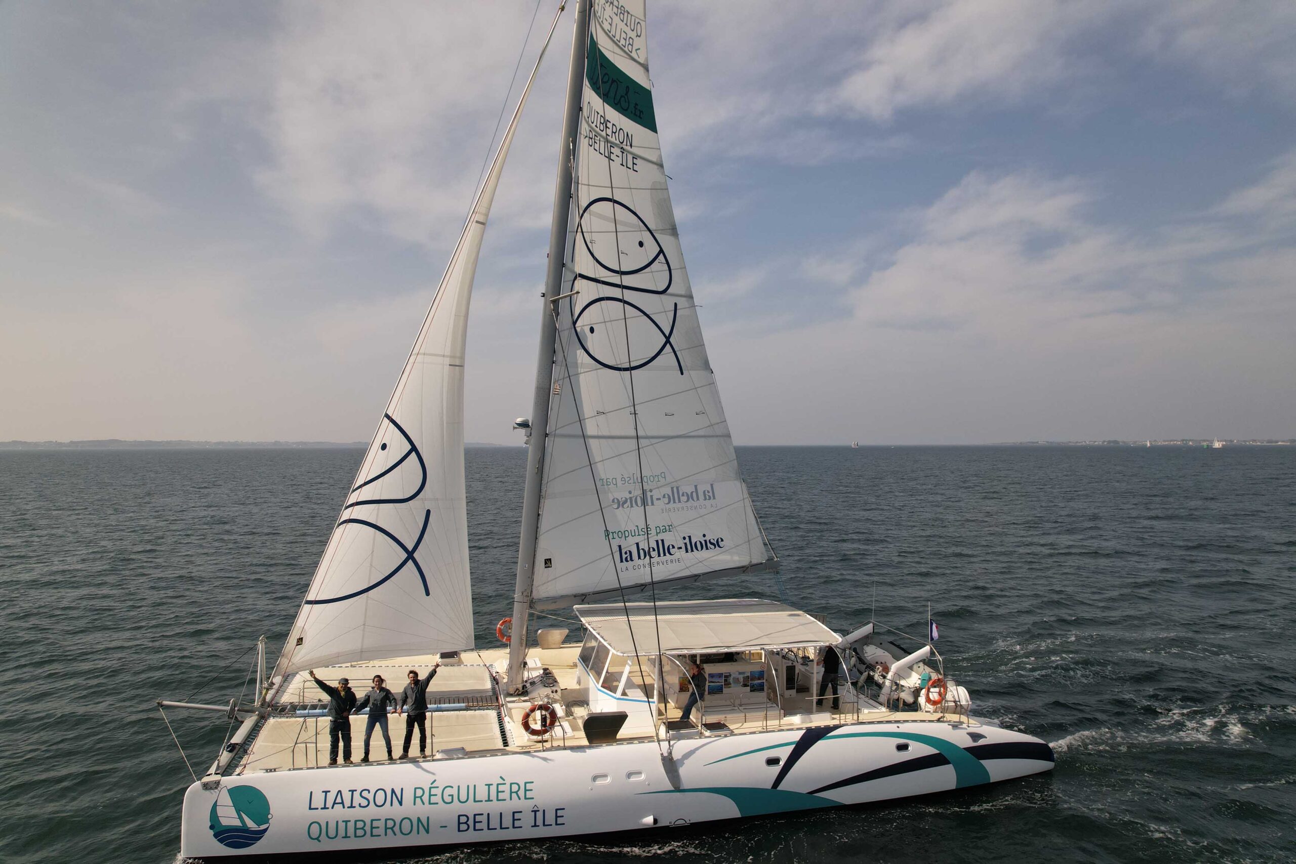 Un voilier traverse la mer