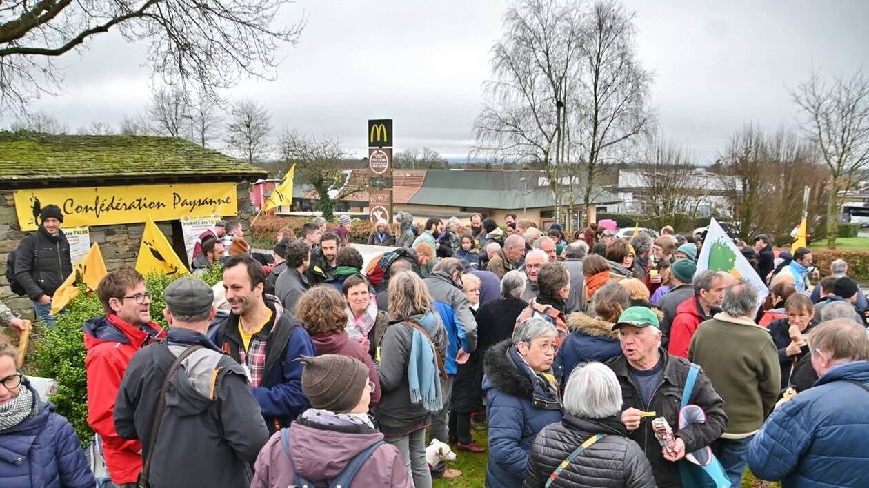 Environ 200 personnes ont répondu à l’appel de la Confédération paysanne, à Carhaix.