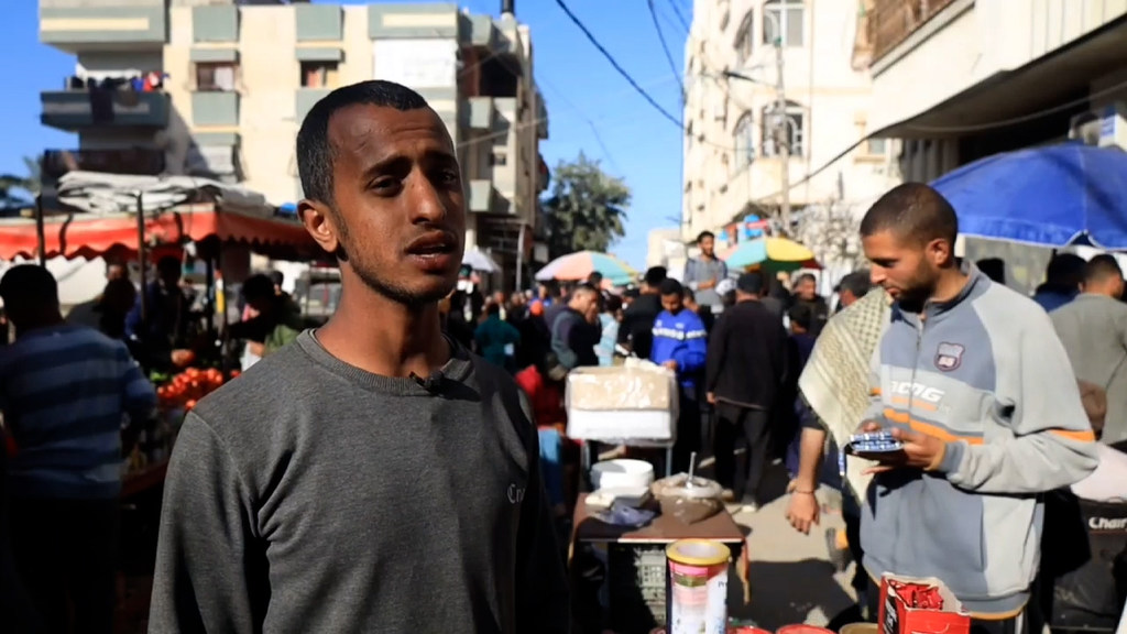 Ahmed Musleh, un Palestinien qui a été déplacé de Beit Hanoun, dans le nord de la bande de Gaza, à Deir El Balah, dans le centre de la bande de Gaza.