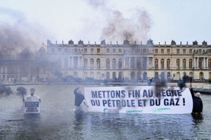 Action Greenpeace France, Les Amis de la Terre France et Alternatiba Paris dans le parc du Château de Versailles à l