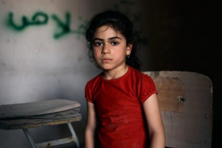 Tabarak, 6 ans, Irak. Tabarak vit dans le quartier ouest déchiré par la guerre, dans la vieille ville de Mossoul. Elle est assise dans une salle de classe vide de l