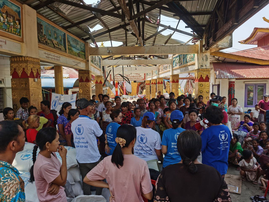Distribution de nourriture par le PAM aux personnes touchées par le cyclone Mocha dans l'État de Rakhine, au Myanmar. Distribution de nourriture par le PAM aux personnes touchées par le cyclone Mocha dans l'État de Rakhine, au Myanmar.
