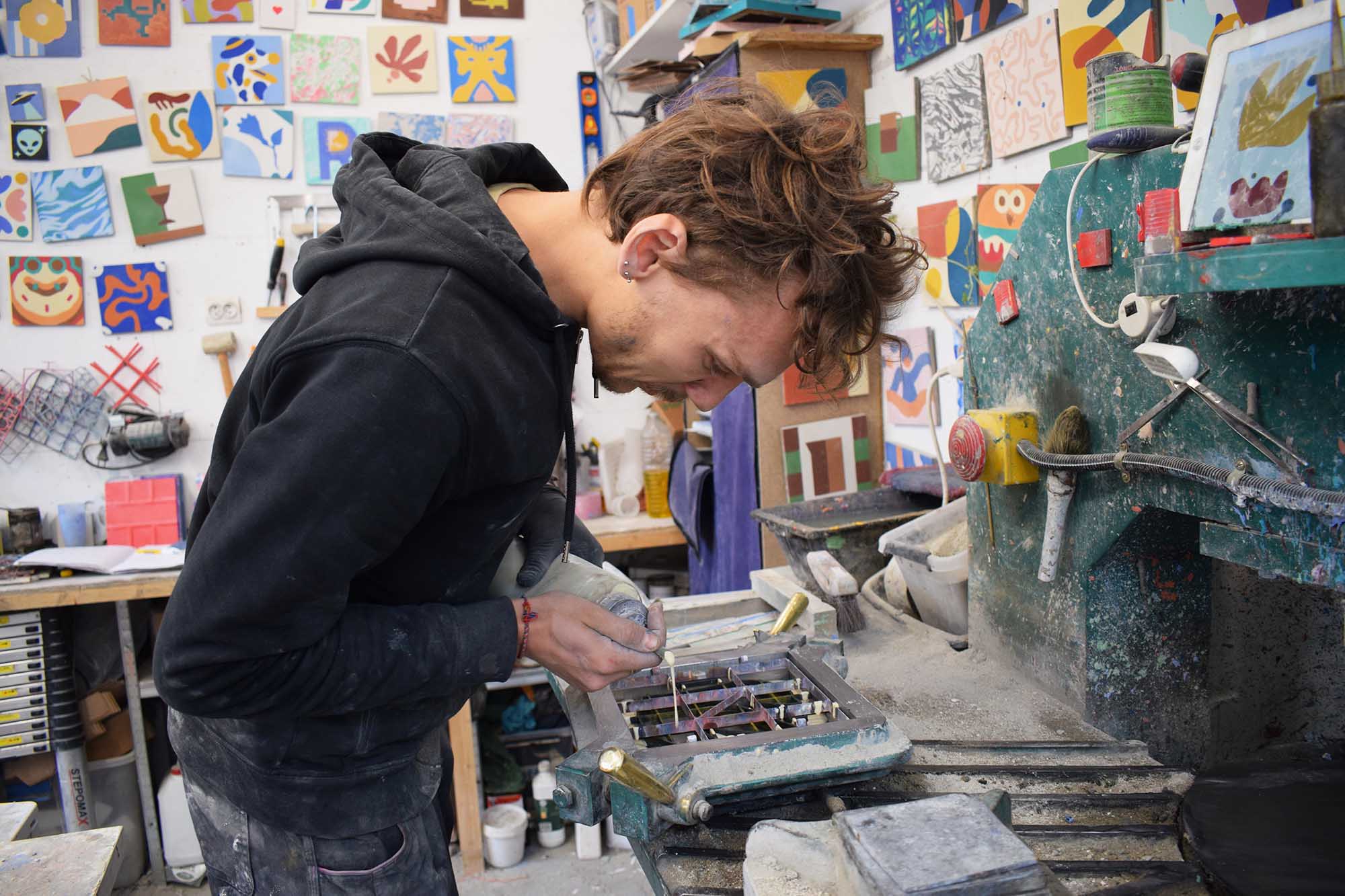 César Bazaar dans son atelier